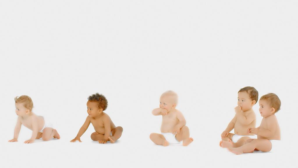 Babys verschiedener Ethnien bei der Filmproduktion der just GmbH für TV-Spot der Sanosan Babypflege.
